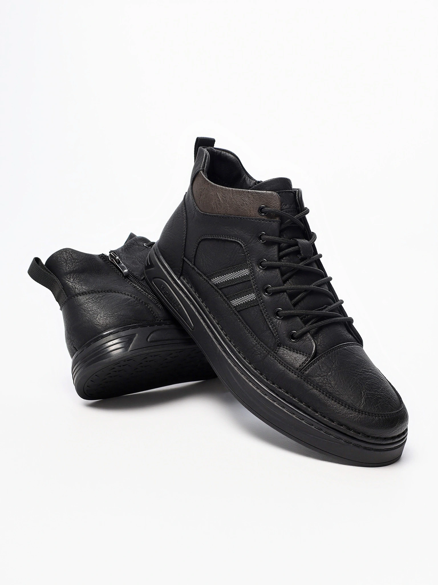 Ботинки черного цвета на низкой подошве